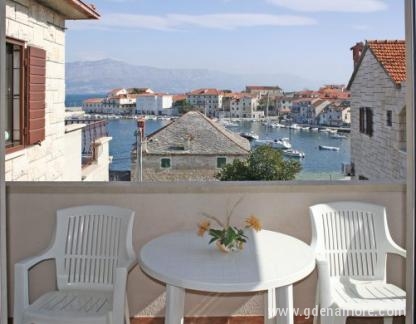 Apartments Paulina, private accommodation in city Postira, Croatia